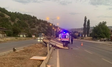 Amasya’da refüje dalan otomobil direğe çarptı: 4 yaralı
