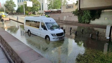 Ankara’da sağanak yağış su taşkınlarına neden oldu, araçlar mahsur kaldı
