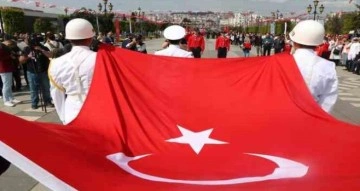 Atatürk’ü temsil eden bayrak karaya çıktı