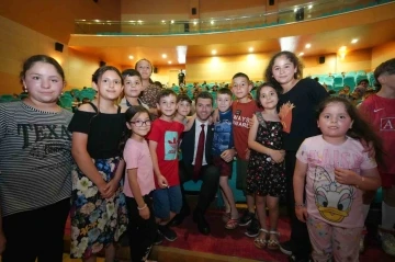 Başkan Karagöl’den karne alan çocuklara tiyatro sürprizi

