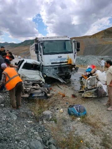 Bayburt Group İnşaat firmasının kamyonu pikapla çarpıştı: 3 kişi öldü, 2 kişi yaralandı
