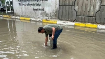 Bolu’da altgeçitler göle döndü: Suyun içinde dakikalarca plakasını aradı
