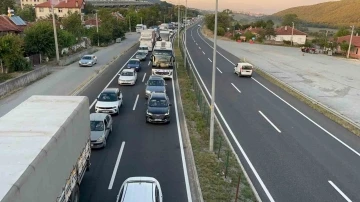 Bolu’da İstanbul istikametinde kilometrelerce araç kuyruğu oluştu
