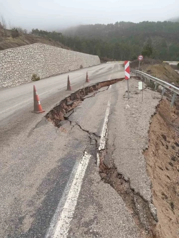 Bolu’da Mudurnu-Göynük kara yolunda göçük oluştu
