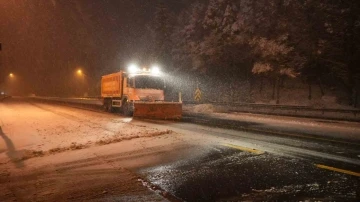 Bolu geçişinde kar yağışı etkili oluyor: Kar kalınlığı 10 santimetreye ulaştı
