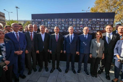 CHP lideri Özel, Ankara Garı’ndaki terör saldırısında ölenlerin anısına yapılan anıtın açılışına katıldı
