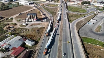 Dev kanatların zorlu yolcuğu trafiğin aksamasına neden oldu
