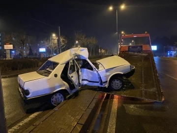 Direğe çarpan otomobil ortadan ikiye büküldü: 4 yaralı
