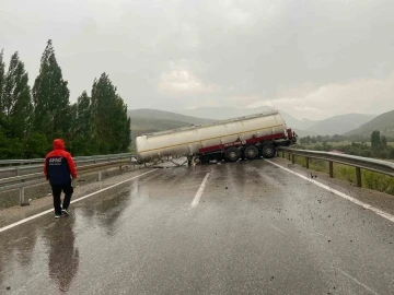 Dorsesi ayrılan tanker bariyerlere çarptı
