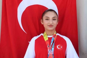 Dünya şampiyonu Şaziye’ye coşkulu karşılama
