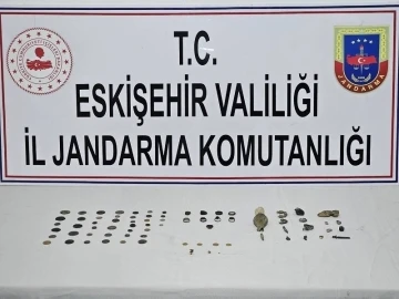 Elinde bulundurduğu 74 parça tarihi eseri satmak isterken suçüstü yakalandı
