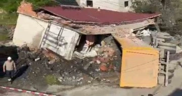 Freni patlayan taş yüklü kamyon evi yıktı