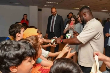 Futbolcu Asamoah &quot;Ankara Sokaklarında Çalışan Çocuklar Merkezi&quot;ni ziyaret etti
