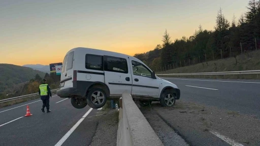 Hafif ticari araç beton bariyerlerde asılı kaldı: 1 yaralı
