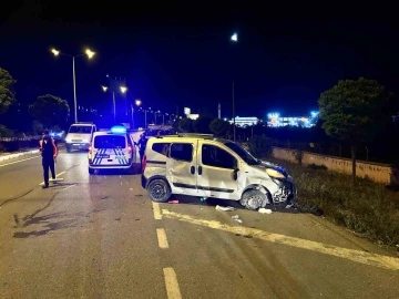 Hafif ticari araç yan yatıp 30 metre sürüklendi: 3 yaralı
