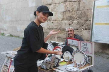 Hem sanatını yapıyor hem ücret karşılığı dert dinliyor: Kadınlar 200, erkekler ise 1 TL
