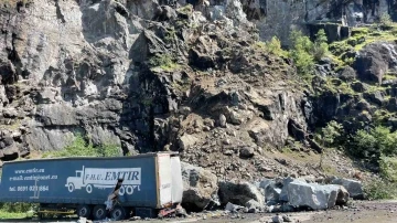 Hopa’da tır parklarında sürücülerin heyelan korkusu sürüyor
