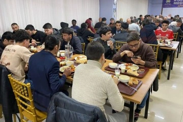 İhlas Vakfı gönüllüleri ve öğrenciler iftar yemeğinde buluştu