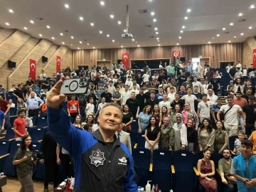 İlk Türk astronotu Alper Gezeravcı Eskişehir’de öğrencilerle buluştu
