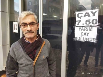 İş yerinin camına astığı &quot;Yarım çay bulunur&quot; yazısı görenlerini ilgisini çekiyor
