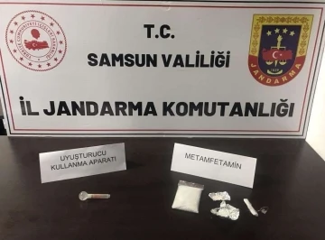 Jandarma şüpheli şahsı uyuşturucuyla yakaladı
