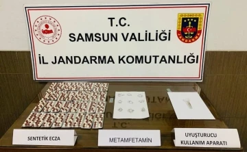 Jandarma, uyuşturucu ticareti yapılan araçtaki 2 kişiyi gözaltına aldı
