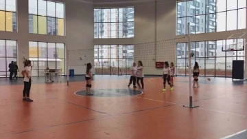 Kadın sağlık çalışanları voleybol ile moral buldu
