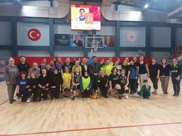 Kadınlar voleybolda kozlarını paylaştı
