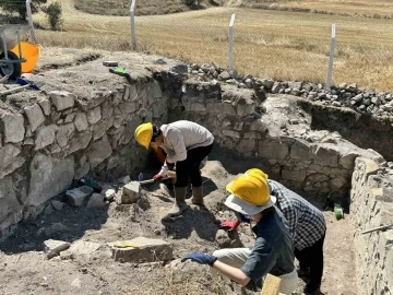 Kalehisar kazılarında gönüllü olarak görev alan öğrenciler mesleği sahada öğreniyor
