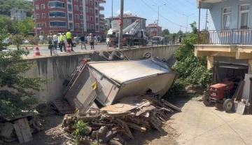 Kamyon, yolcu minibüsüne çarparak evin bahçesine uçtu: 1’i ağır 11 yaralı
