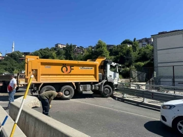 Kamyonet bariyerlere çarptı, sürücüde yüksek promil alkol çıktı
