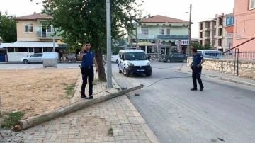 Karaman’da kırılan telefon direği kaldırıma devrildi
