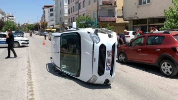 Karaman’da otomobil ile çarpışan hafif ticari araç yan yattı
