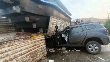 Karşı şeride geçen tır otomobili altına aldı: 6 yaralı
