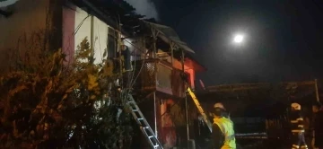 Kastamonu’da çıkan yangında 2 ev ve bir araç yandı
