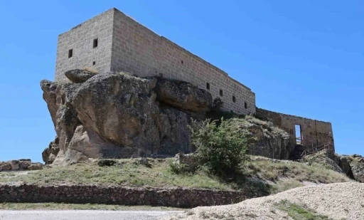 Kaya üzerindeki Yüksek Kilise ziyaretçilerin ilgi odağı
