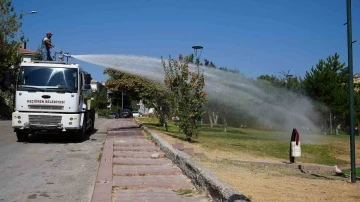 Keçiören’de parklar doğa dostu sıvı gübreyle yeşilleniyor
