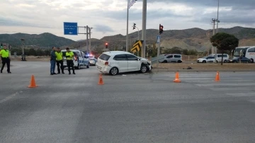 Kırmızı ışık ihlali trafik kazasına neden oldu, 2’si çocuk 4 kişi yaralandı
