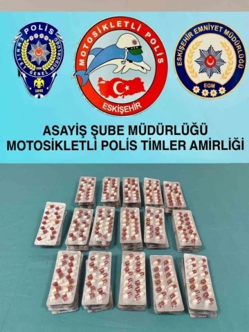 Kontrol amaçlı durdurulan araçtan 885 adet sentetik hap ele geçirildi
