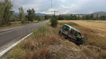 Kontrolden çıkan hafif ticari araç şarampole uçtu: 3 yaralı
