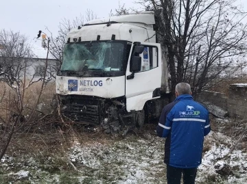 Kontrolden çıkan tır bahçe duvarına çarptı: 1 yaralı
