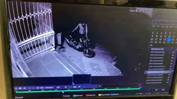 Motosiklet hırsızı kameralara yakalandı
