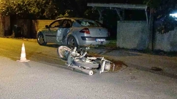 Motosiklet ile otomobil çarpıştı: 4 yaralı
