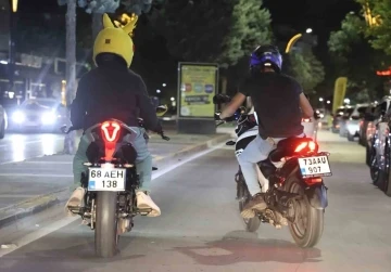 Motosikletli trafik magandaları kamerada
