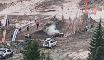 Off-Road yarışlarında devrilen araç yarışlara veda etti
