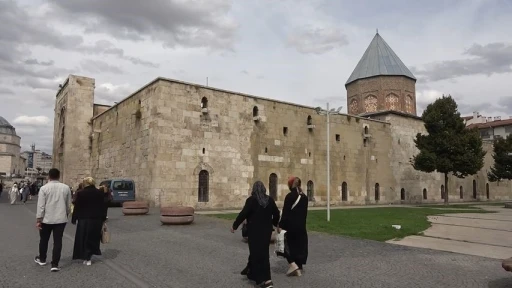 Önünden binlerce kişi geçiyor, yüzlercesi o kabrin Selçuklu sultanına ait olduğu bilmiyor
