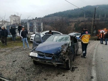 Otomobil tırla çarpıştı: 1’i ağır 5 yaralı
