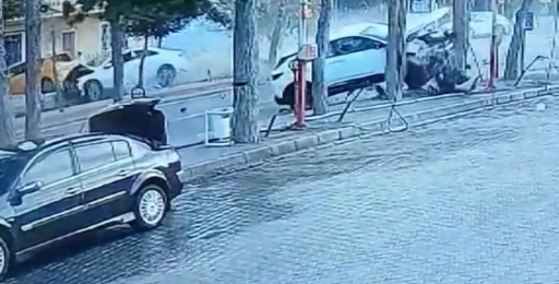 Otomobillerin çarpışması kameraya yansıdı, sürücü anne öldü
