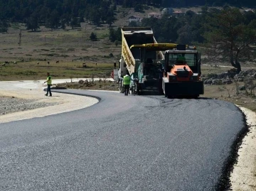 Özel İdare, kendi ürettiği asfaltla yol yapmaya başladı
