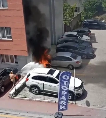 Park halindeki otomobil alev alev yandı
